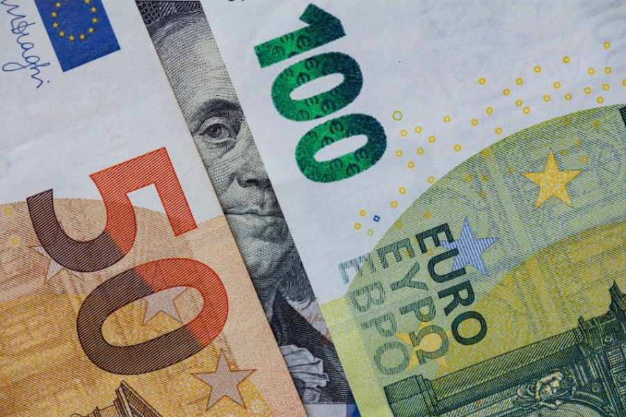 Το ευρώ υποχωρεί 0,32%, στα 1,0022 δολάρια