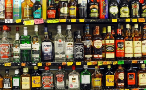 Τραμπ: Δασμοί... 200% στις ευρωπαϊκές εισαγωγές αλκοόλ