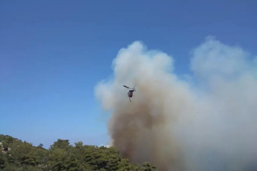 Σάμος: Μαίνεται η φωτιά στους Βουρλιώτες