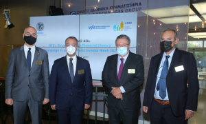 Ο διευθύνων σύμβουλος της ΕΧΑΕ Σωκράτης Λαζαρίζης δεξιά και δίπλα του ο Αλέξιος Πιλάβιος μέλος, Δ.Σ. με τον υπουργό Οικονομικών Χρήστο Σταϊκούρα σε παλιότερη φωτογροαφία.