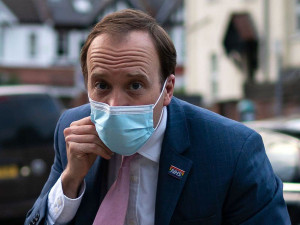 Βρετανικός «εμφύλιος»: Οργή Χάνκοκ μετά τις καταγγελίες Κάμινγκς - «Δεν είναι αλήθεια»