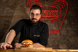 Pax Burgers: Λανσάρει το Korean Crunch με την υπογραφή του Σταύρου Βαρθαλίτη