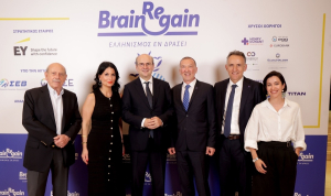 Από αριστερά: Θόδωρος Κοτιώνης, Ogilvy, Ιδρυτικό Μέλος, Πόπη Καλαϊτζή, Ιατρός, Ιδρυτικό Μέλος Brain Gain, Κωστής Χατζηδάκης, Αντιπρόεδρος της Κυβέρνησης, Κωνσταντίνος Κεσεντές, Πρόεδρος BrainReGain, Γιάννης Παπαχρήστου, CEO, Υπερταμείο, Κατερίνα Μπαλιλάκη, Γενική Διευθύντρια BrainReGain