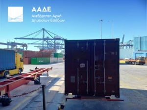 ΑΑΔΕ: Πάνω από 15.000 φιάλες αλκοολούχων με παραποιημένες συσκευασίες δεσμεύτηκαν στο λιμάνι του Πειραιά