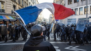 Γαλλία: Συναντήσεις με εργαζομενους για εκτόνωση του απεργιακού κύμματος - Στην Κίνα ο Μακρόν