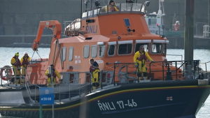 Λονδίνο: Τέθηκαν υπό κράτηση οι πρώτοι μετανάστες στο πλαίσιο της γαλλοβρετανικής συμφωνίας