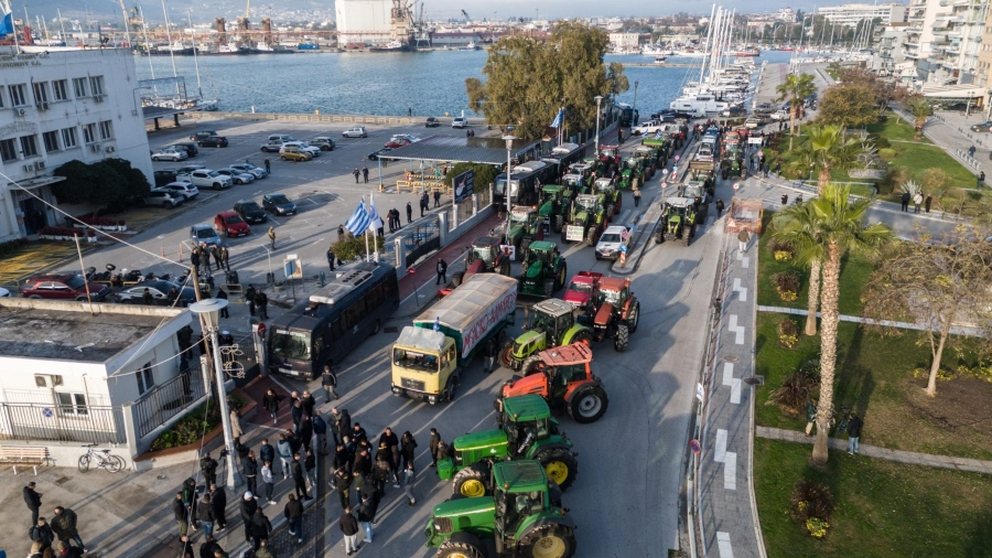 Έληξε ο αποκλεισμός στο λιμάνι του Βόλου - Επιστροφή των αγροτών στο μπλόκο της Νίκαιας