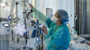 Εισαγγελική έρευνα για τις καταγγελίες του καθηγητή Βασιλακόπουλου, σχετικά με τις ΜΕΘ