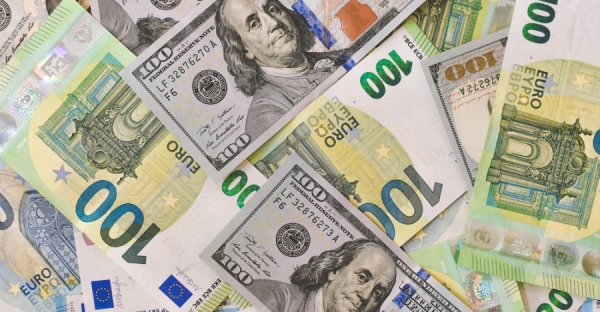 Το ευρώ ενισχύεται 0,30%, στα 1,1395 δολάρια