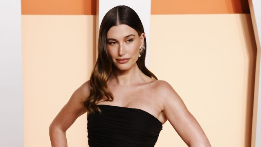 Συμφωνία «μαμούθ» για τη Χέιλι Μπίμπερ - Πούλησε 1 δισ. δολάρια τα καλλυντικά της