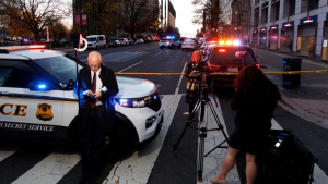 Πυροβολισμοί κοντά στον Λευκό Οίκο - Τραυματίες δύο άνδρες της Εθνοφρουράς - Τραμπ: «Τρομοκρατική ενέργεια»