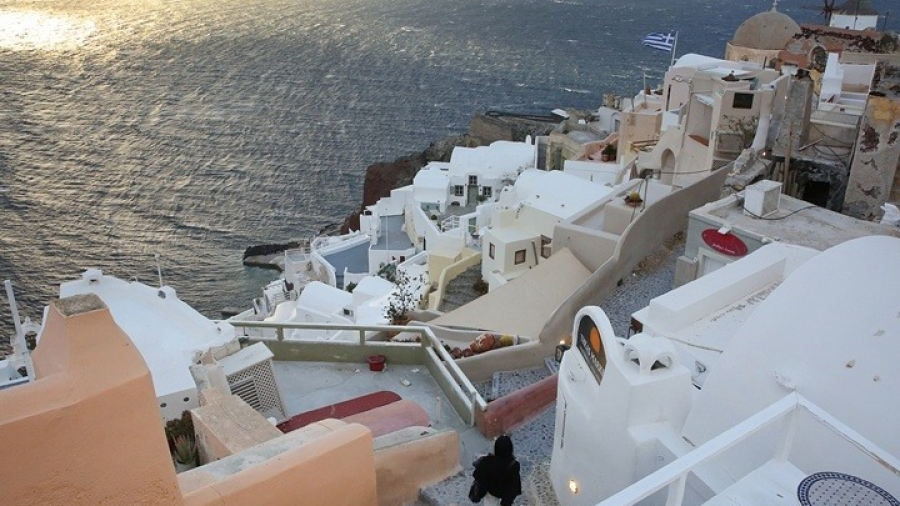 Zήτησε συγνώμη η Trivago για βίντεο που θεωρήθηκε ότι υποβαθμίζει την εικόνα της Σαντορίνης