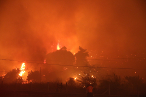 Συνεχίζεται η φωτιά στη Γορτυνία - Αναζοπυρώσεις σε Φαναράκι, Καλλιάνι και Καστράκι