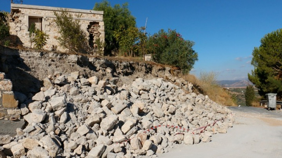 Αρκαλοχώρι Κρήτης: Μέσα σε σκηνές και αυτοκίνητα οι κάτοικοι για δεύτερη νύχτα μετά τον σεισμό