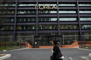L&#039;Oréal: Πωλήσεις ρεκόρ παρά τις αυξήσεις λόγω κατάργησης της μάσκας