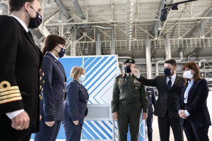 Σακελλαροπούλου: Επισκέφθηκε το εμβολιαστικό κέντρο του Ελληνικού