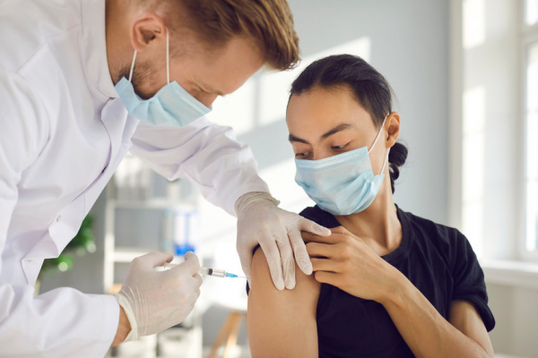Τι είναι το "nocebo" και πώς σχετίζεται με τις παρενέργειες του εμβολίου για κορονοϊό