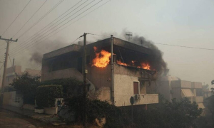 Πυρκαγιές: Κάηκαν σπίτια σε Λουτράκι-Σαρωνίδα-Συνεχίζεται η μάχη με τις φλόγες