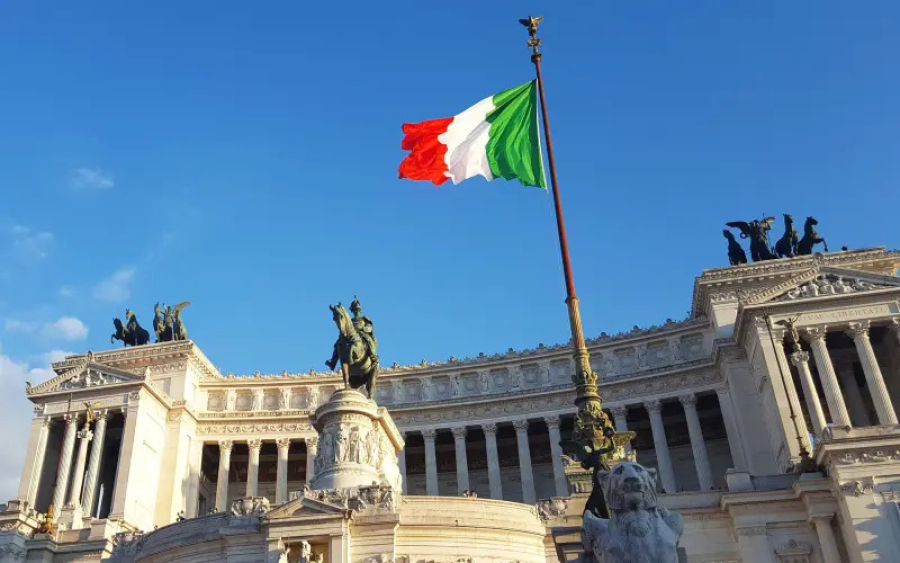 Moody&#039;s: Υποβαθμίζει σε αρνητικό το outlook της Ιταλίας