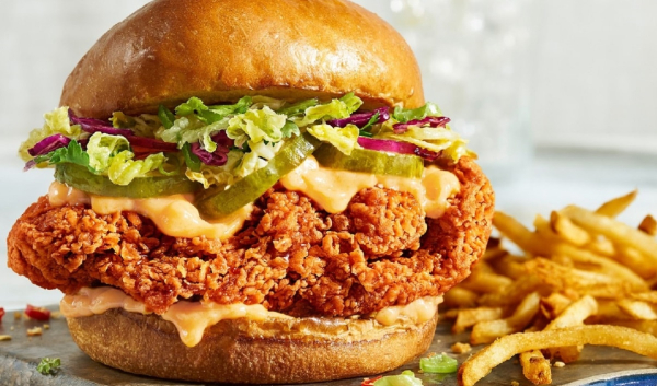 Το fried chicken κερδίζει την μάχη του fast food – και στην Ελλάδα και στην Αμερική