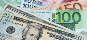 Το ευρώ υποχωρεί οριακά 0,02%, στα 1,0480 δολάρια