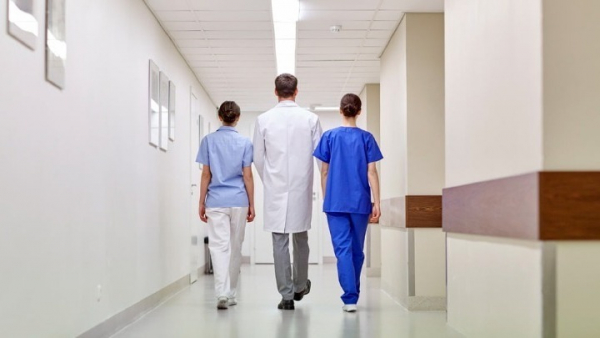Θεσσαλονίκη: Ξεκίνησε η επίδοση φύλλων πορείας στους ιδιώτες γιατρούς που επιστρατεύονται
