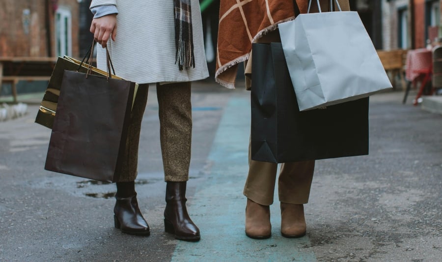 ΕΣΠ: Η αγορά του Πειραιά υποδέχεται τη “Black Friday” και τη “Cyber Monday”