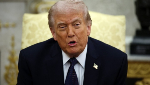 Τραμπ κατά Ευρωπαίων: Ο Στάρμερ «δεν είναι ο Τσώρτσιλ» – Διακόπτει το εμπόριο με την Ισπανία