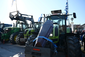 Θεσσαλονίκη: Έφτασαν τα τρακτέρ στο λιμάνι - Συμβολικός αποκλεισμός