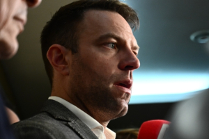 Στ. Κασσελάκης: Παίζετε με τις λέξεις «καρατόμηση - μετάθεση» και εμπαίζετε τον ελληνικό λαό