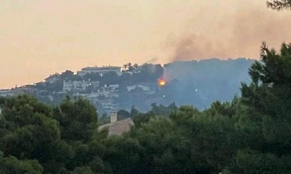 Υπό μερικό έλεγχο η φωτιά στην Κηφισιά