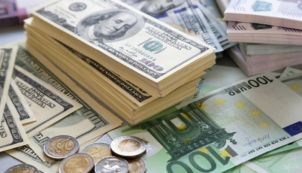 Το ευρώ υποχωρεί 0,22%, στα 1,0679 δολάρια