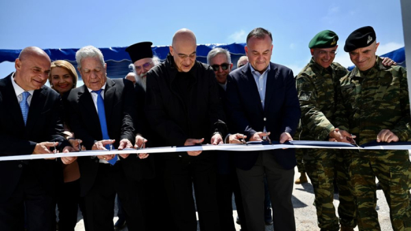 Από αριστερά προς τα δεξιά: Σταύρος Ιωάννου, Αναπληρωτής Διευθύνων Σύμβουλος, Eurobank, Μίκα Ιατρίδη, Βουλευτής Δωδεκανήσου, Ευάγγελος Κόττορος, Δήμαρχος Αγαθονησίου, Μητροπολίτης Μεσογαίας και Λαυρεωτικής, Σεβασμιώτατος κ.κ. Νικόλαος, Νικόλαος – Γεώργιος Δένδιας, Υπουργός Εθνικής Άμυνας, Βασίλης Υψηλάντης, Βουλευτής Δωδεκανήσου, Γιάννης Παππάς, Βουλευτής Ν. Δωδεκανήσου, Στρατηγός Δημήτριος Χούπης, Αρχηγός του Γενικού Επιτελείου Εθνικής Άμυνας, Αντιστράτηγος Γεώργιος Κωστίδης, Αρχηγός του Γενικού Επιτελείου Στρατού