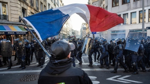 Γαλλία: 130.000 αστυνομικοί στους δρόμους την ημέρα της Βαστίλης, εν μέσω φόβου για νέες ταραχές