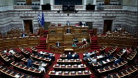 Βουλή: Με ψήφους της ΝΔ παρατείνεται η αναστολή κατεδαφίσεων σε αιγιαλούς και παραλίες έως 31/3