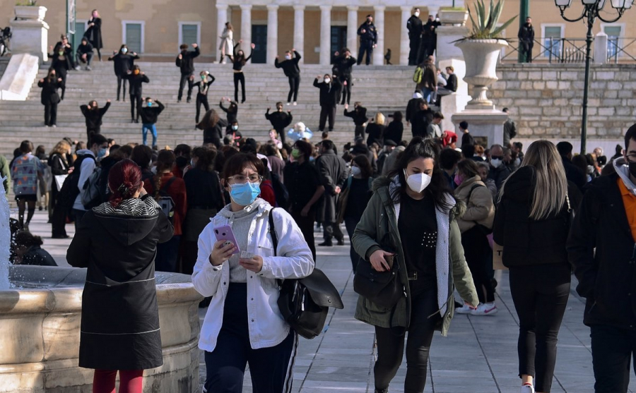 Κορονοϊός: Τέλος η υποχρεωτική χρήση μάσκας σε εξωτερικούς χώρους