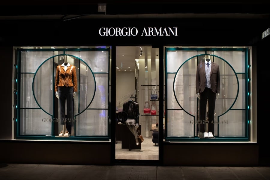 Armani: Αυξημένα 3,2% τα EBITDA στα 152,7 εκατ. ευρώ για το 2025 - Μειώθηκαν 2,8% τα έσοδα