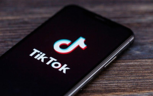 ΕΕ: Η Επιτροπή κατηγορεί το TikTok ότι δεν προστατεύει επαρκώς τους ανήλικους χρήστες