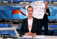 Ρωσία: Πρόστιμο στη διαδηλώτρια που διέκοψε δελτίο ειδήσεων με μήνυμα κατά του πολέμου