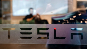 Γαλλία: Oμάδα αναρχικών πυρπόλησε αντιπροσωπεία της Tesla στην Τουλούζη