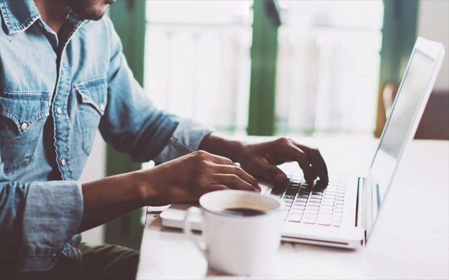 Τηλεργασία: Εξι ώρες απλήρωτων υπερωριών την εβδομάδα