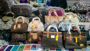 Πρόστιμο 100.000 ευρώ σε αποθήκη με απομιμητικά προϊόντα στην Αθήνα