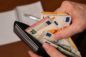 Eurostat: Άνοδος άνω του 30% στις αποδοχές των Ελλήνων από το 2019