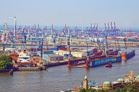 Η Cosco μπαίνει στο λιμάνι του Αμβούργου (DW)