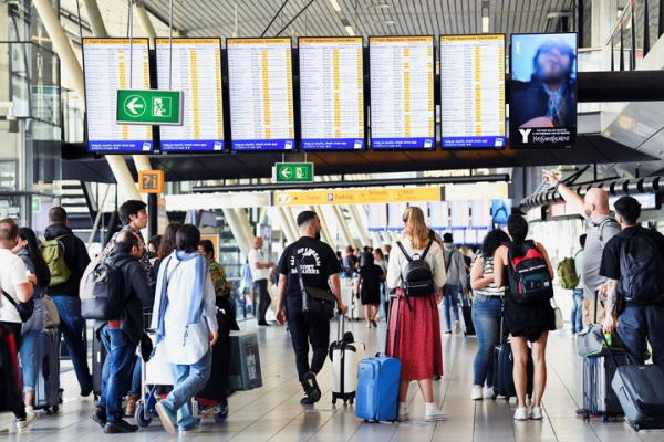 Βρετανία - Προβλήματα στις πτήσεις: Περίπου 100 εκατ. στερλίνες το κόστος για τις αεροπορικές εταιρείες
