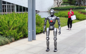 Ρεκόρ Γκίνες: Ένα κινεζικό ανθρωπόμορφο ρομπότ περπάτησε αδιάκοπα επί 3 ημέρες