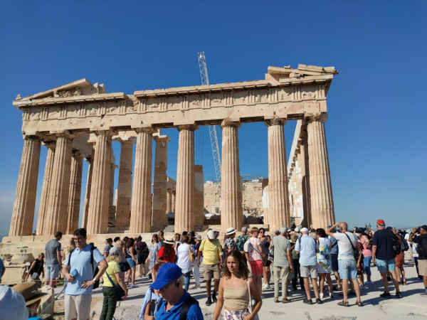 Spiegel: «Η Ακρόπολη απειλείται από τον μαζικό τουρισμό»