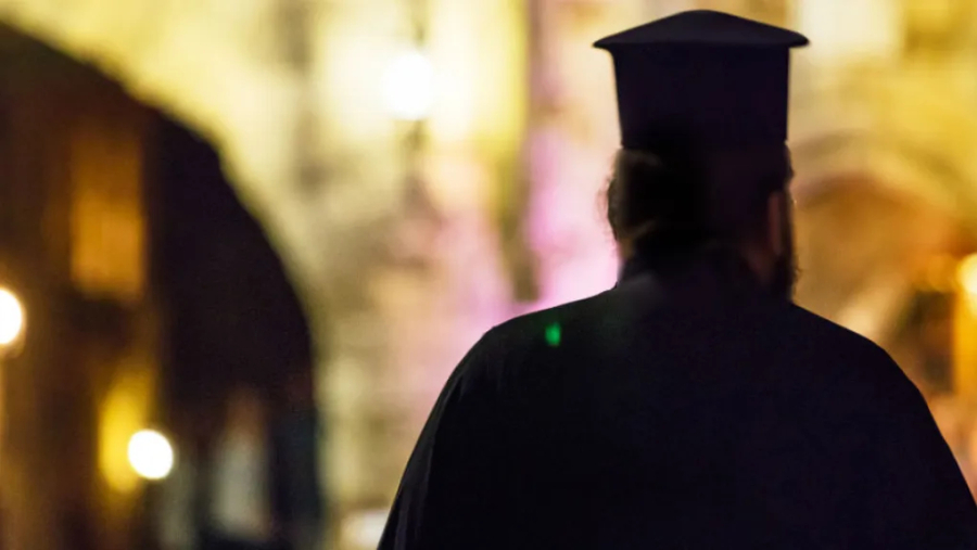 Απάτη άνω του 1,3 εκατ. ευρώ με κατηγορούμενους έναν ιερέα και έναν πρώην ιερέα