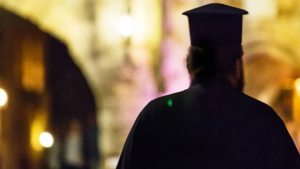 Απάτη άνω του 1,3 εκατ. ευρώ με κατηγορούμενους έναν ιερέα και έναν πρώην ιερέα