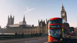 Βloomberg: Το Ηνωμένο Βασίλειο αντιμετωπίζει στην πραγματικότητα ύφεση